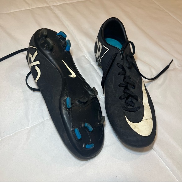 NIKE - Cristino Ronaldo - CR7 - Soccer Cleats - Women’s 7.5 - Picture 3 of 9